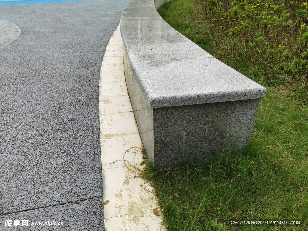 路边石凳自然清新景致