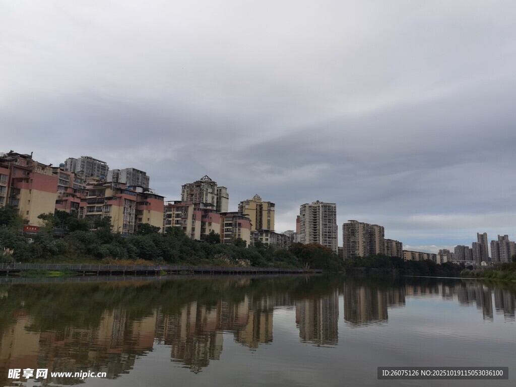河畔城市风光倒影美景