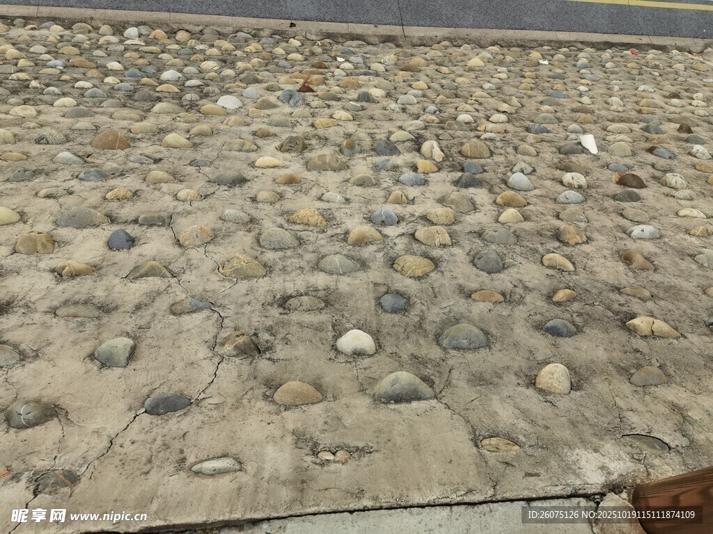 石板铺就的古朴地面