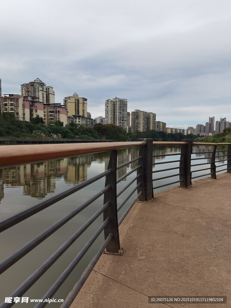 河畔城市风光宁静栈道