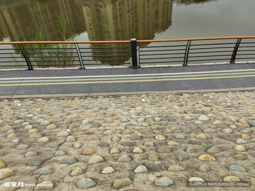 河边鹅卵石步道与护栏
