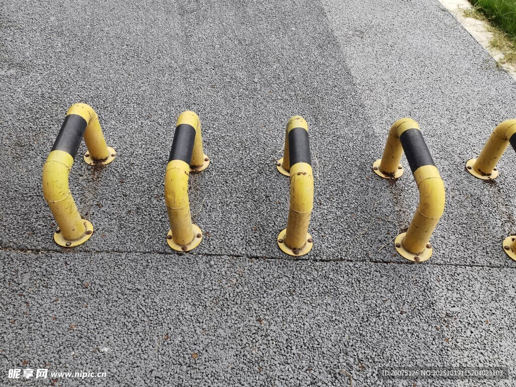 道路上的黄色金属护栏