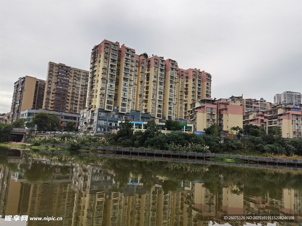 河畔多彩居民楼景观