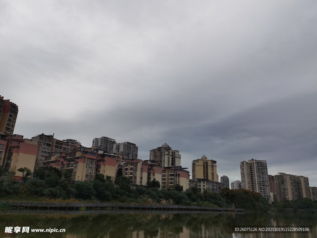 阴天城市建筑群景观