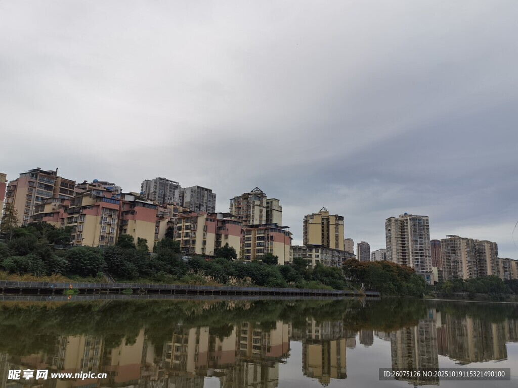 河畔城市风光倒影美景