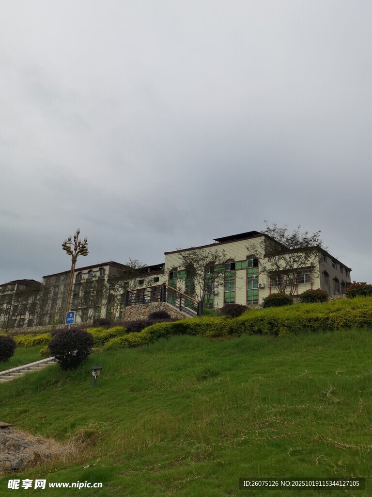 绿草环绕的欧式建筑群