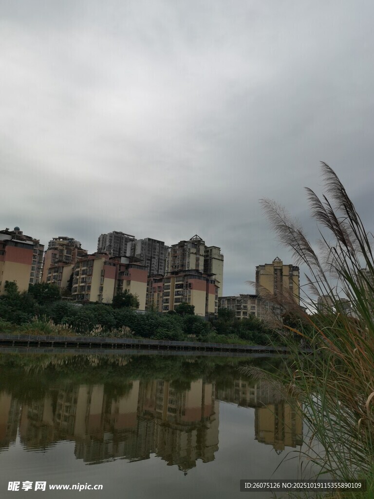 湖畔建筑倒影静谧景致