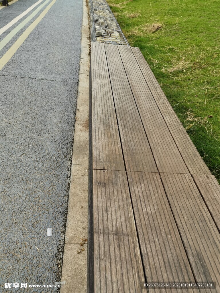 木质步道旁的道路景观