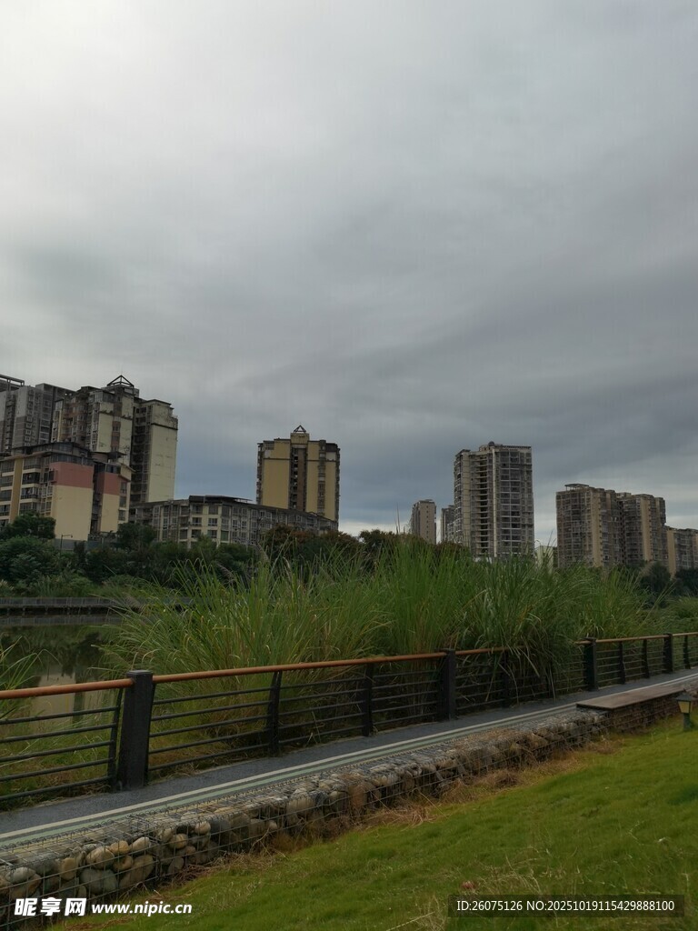 城市边缘的建筑与绿地景观
