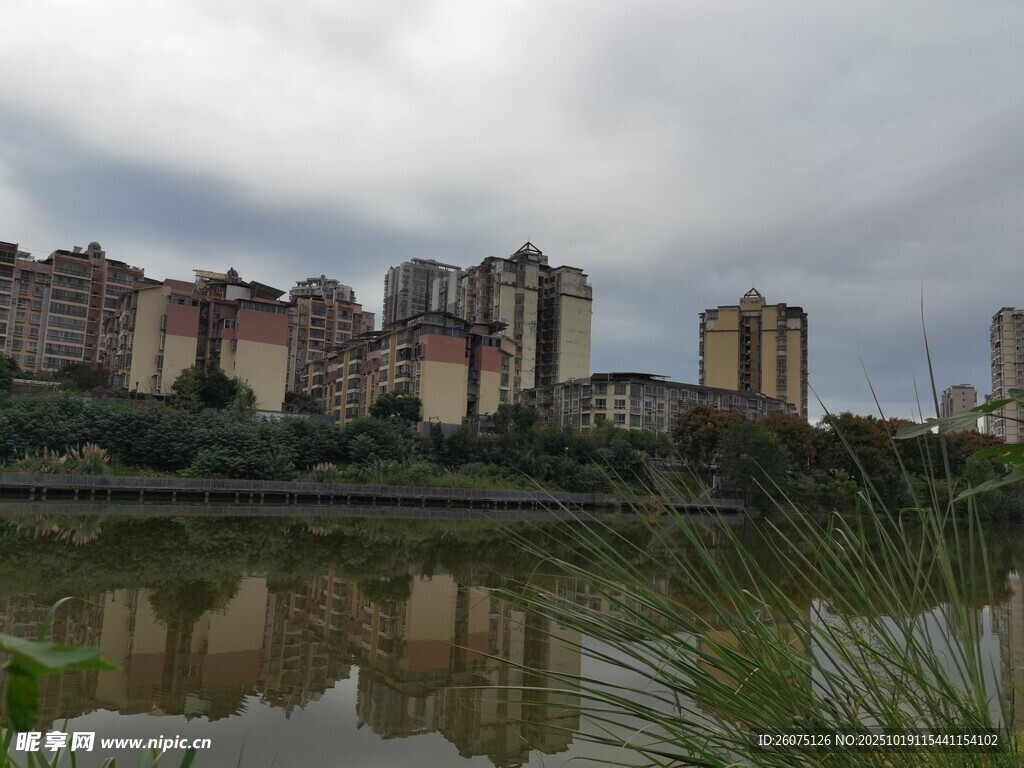 湖畔高楼倒影风景如画