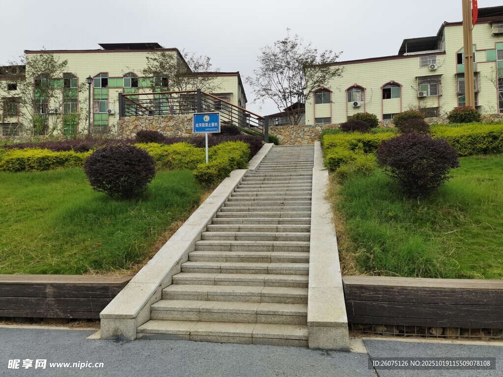 校园阶梯旁的别致建筑景观