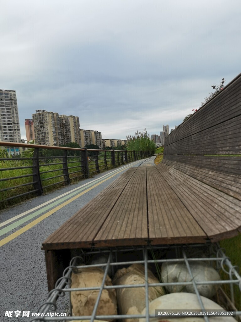 屋顶视角下的城市与道路