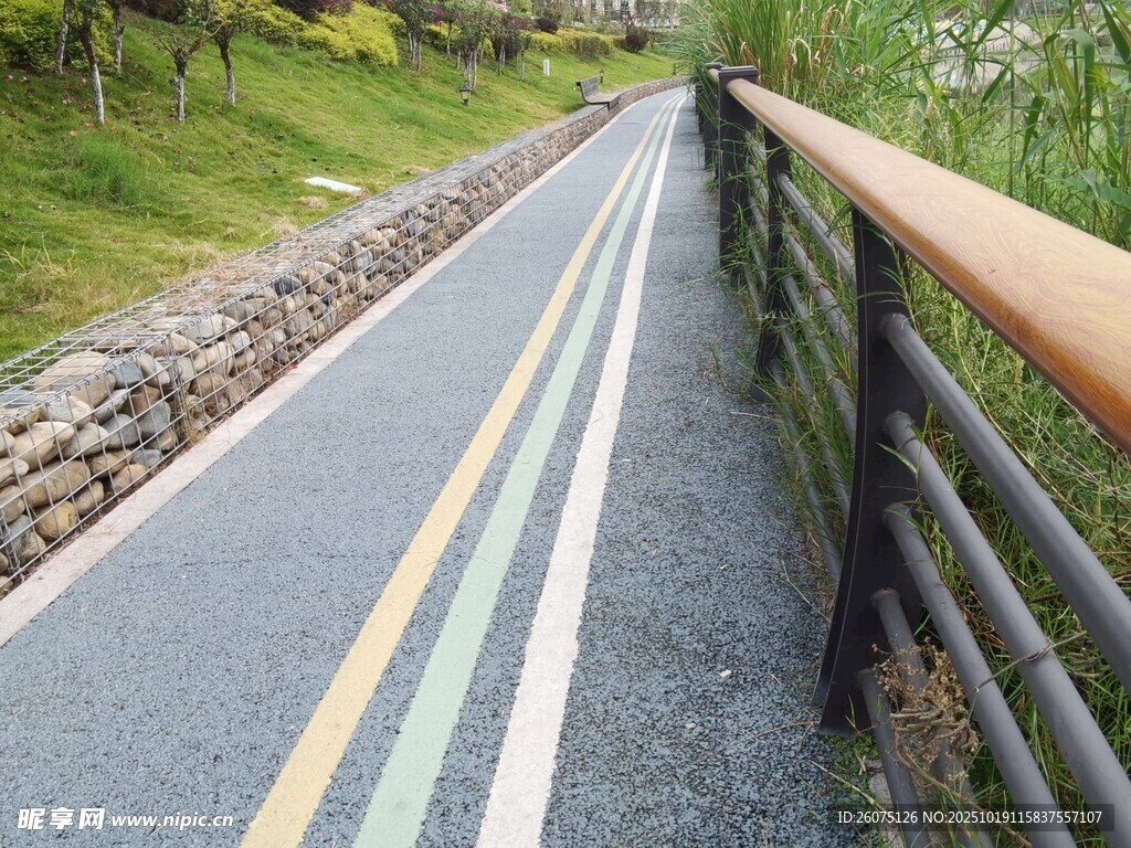 山间彩色骑行步道风景