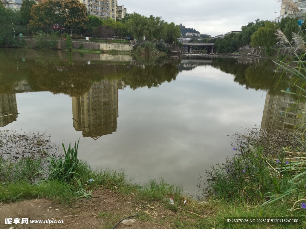 湖畔风光宁静自然景致