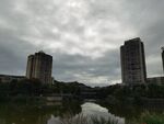 阴天下的城市河畔高楼