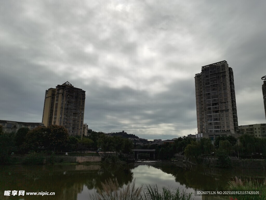 阴天下的城市河畔高楼