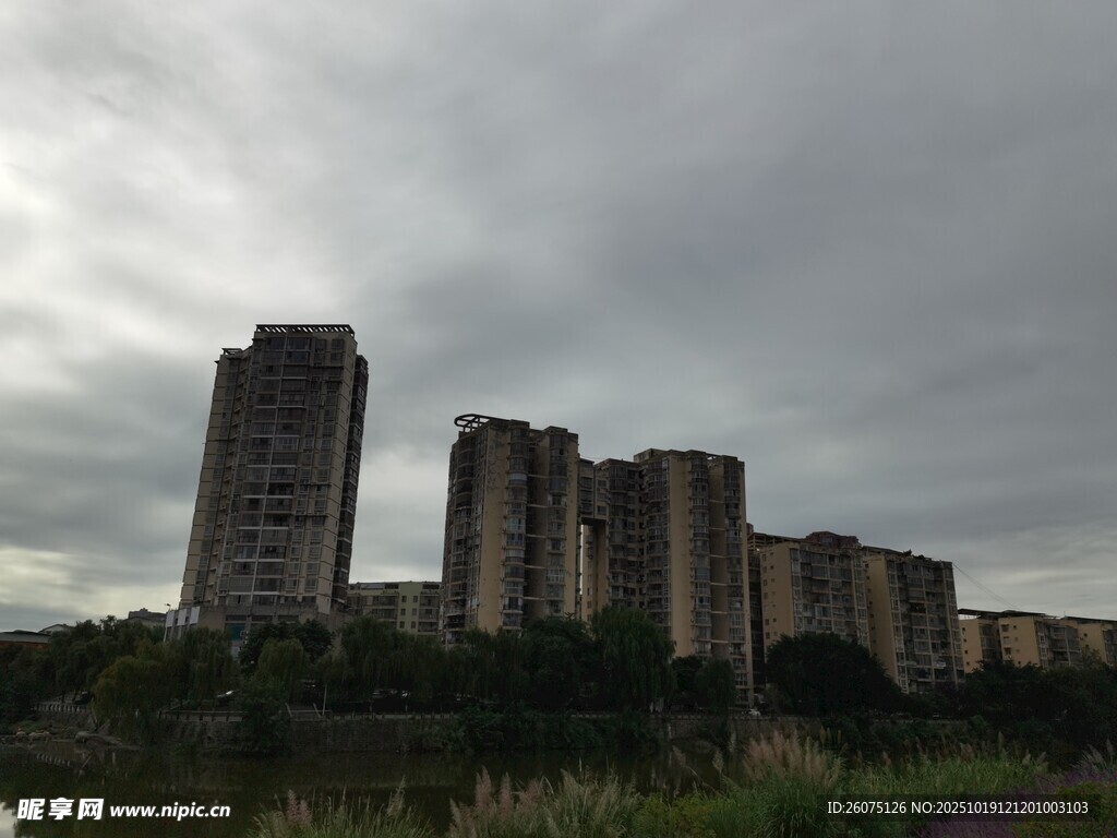 阴天中的城市高楼景观
