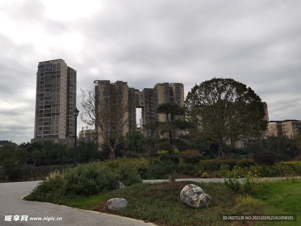 废弃建筑与周边绿植景观