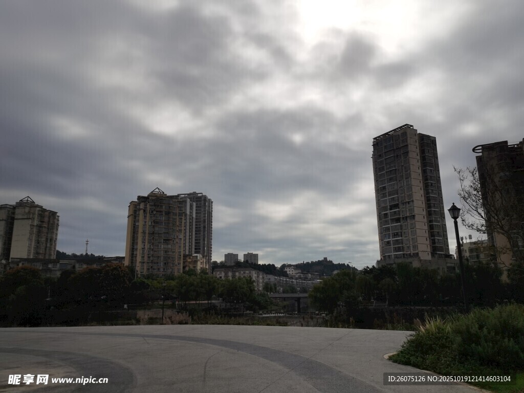 阴天城市中的高楼景象