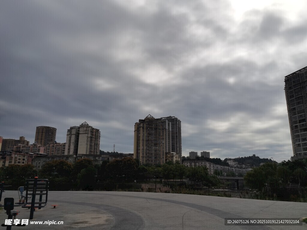 阴天城市建筑群景观