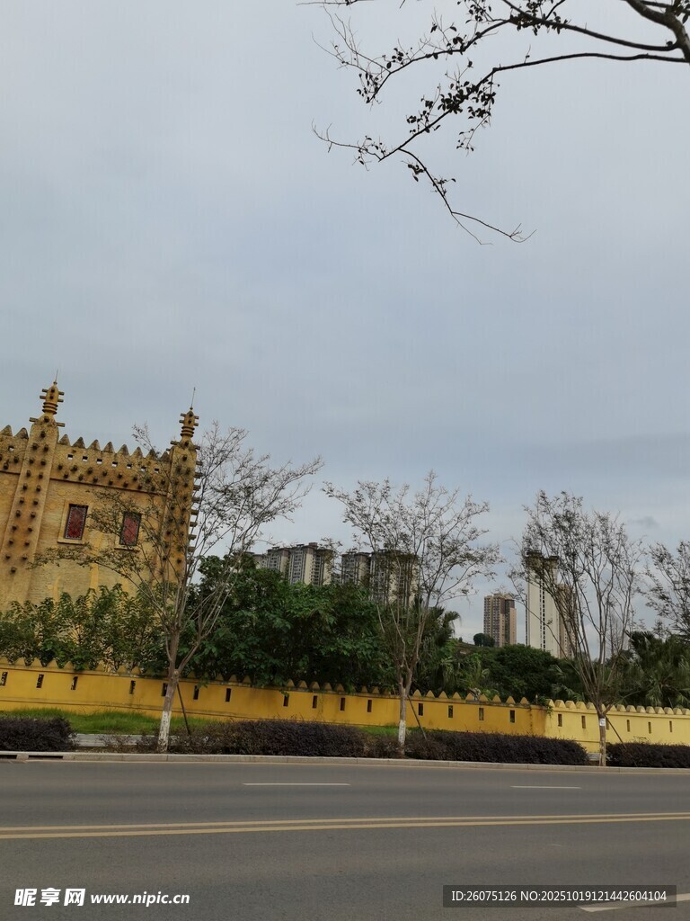古老建筑前的空旷道路