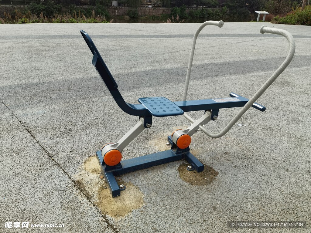 户外健身器材之坐蹬训练器