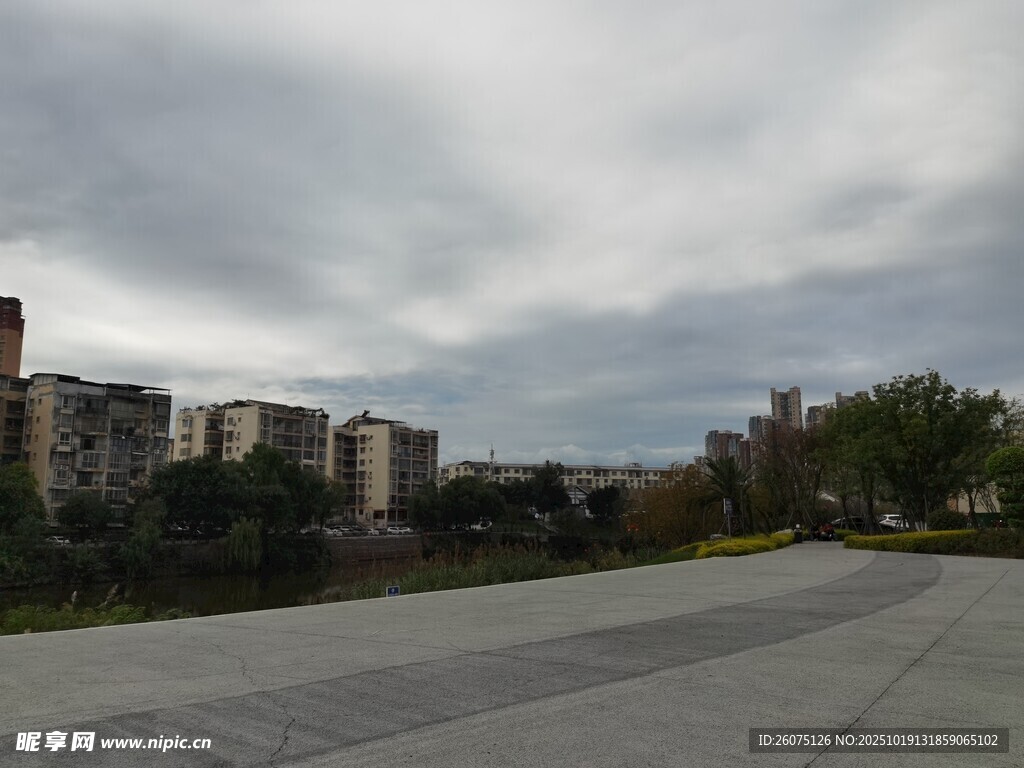 阴天城市道路旁的建筑群