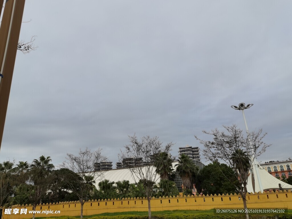 城市黄色围墙与建筑景观