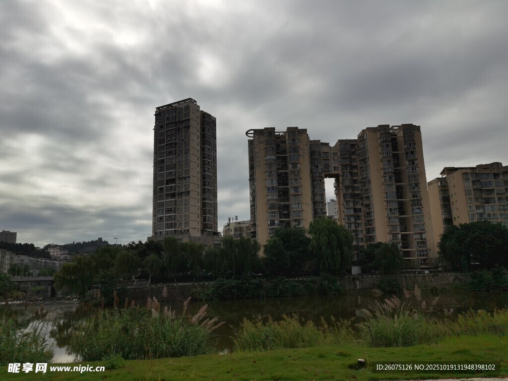 废弃高楼与阴沉天空景观