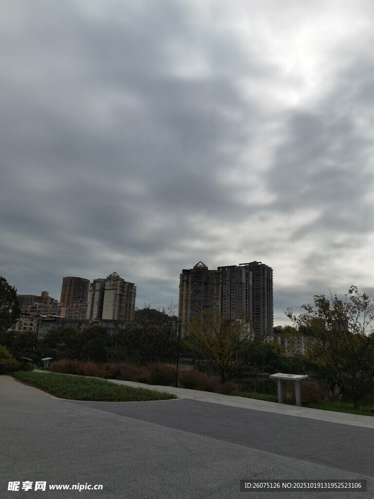 阴天城市景观远景