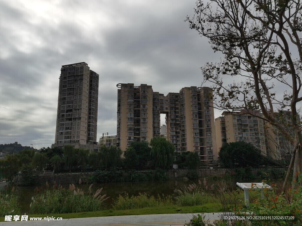 城市高楼与周边自然景观