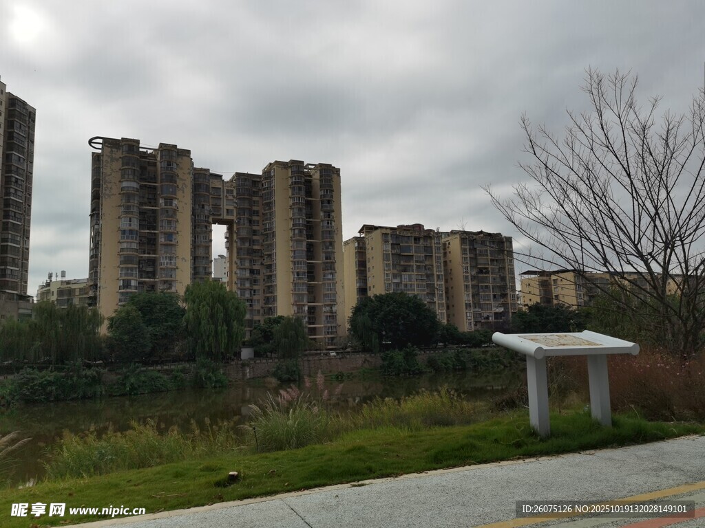 荒废的高层住宅区景观