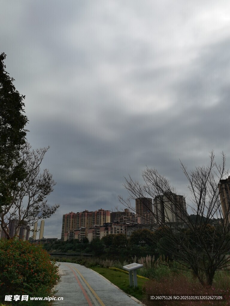 阴天小路旁的城市建筑景观