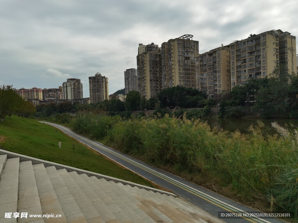 城郊住宅区旁的自然景观