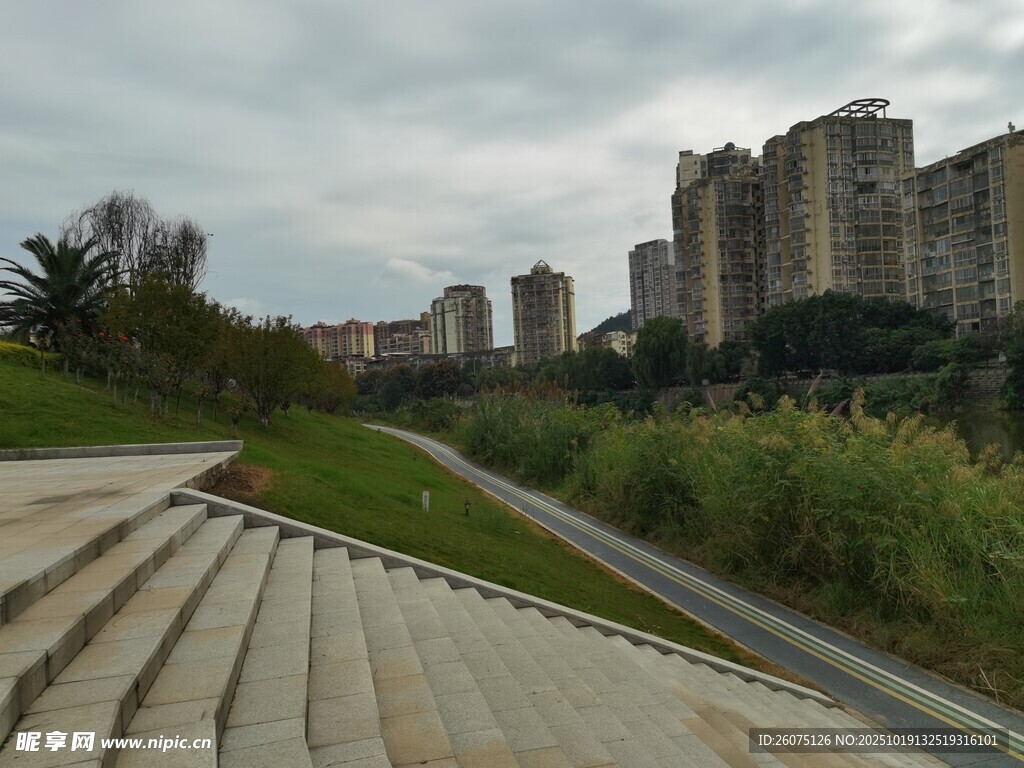城市绿地旁的阶梯景观