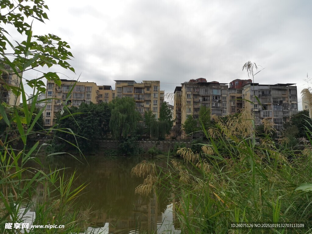 水边废弃建筑群景观