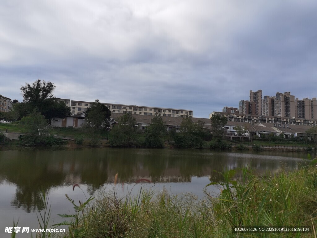 湖畔城市风光宁静惬意