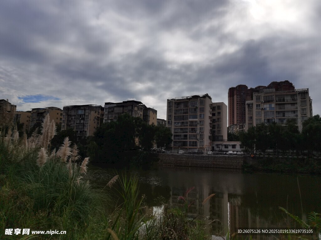 河畔楼宇与阴沉天空景象