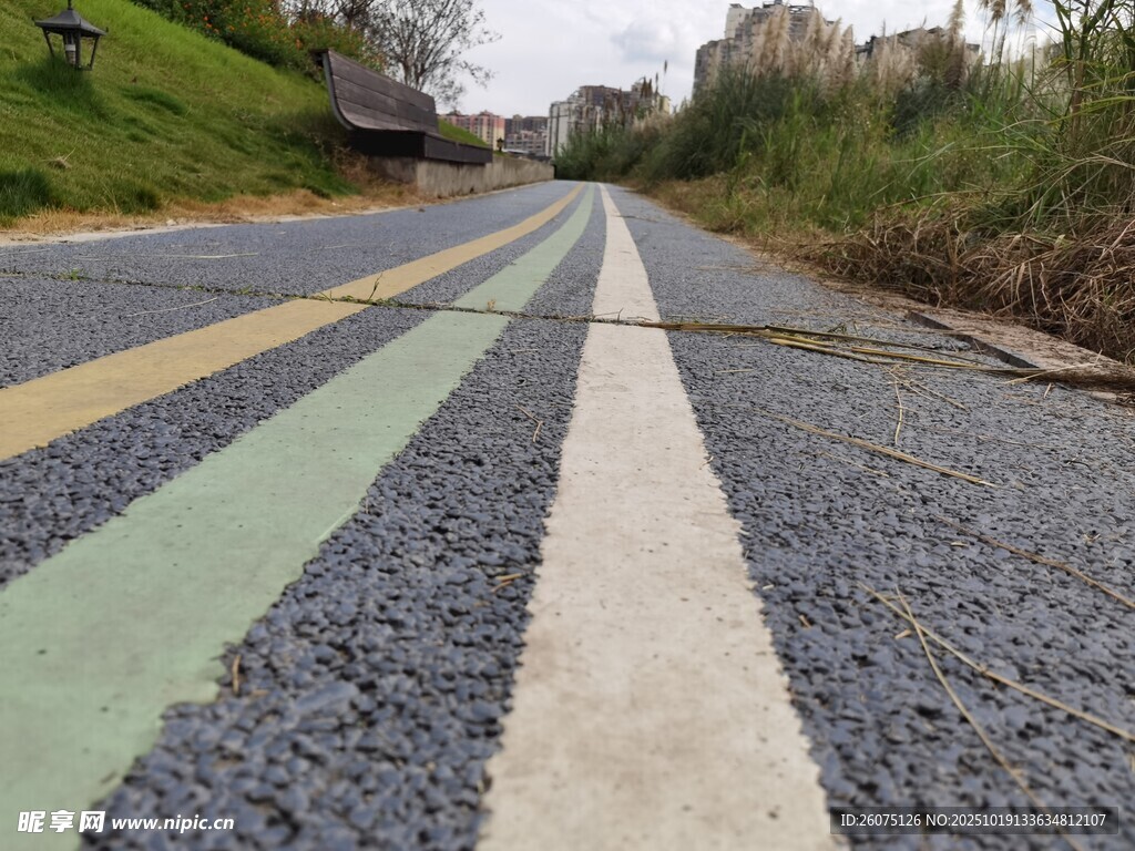 多彩碎石铺就的乡村道路