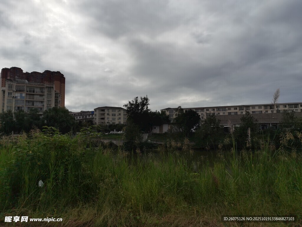阴天城市边缘景象