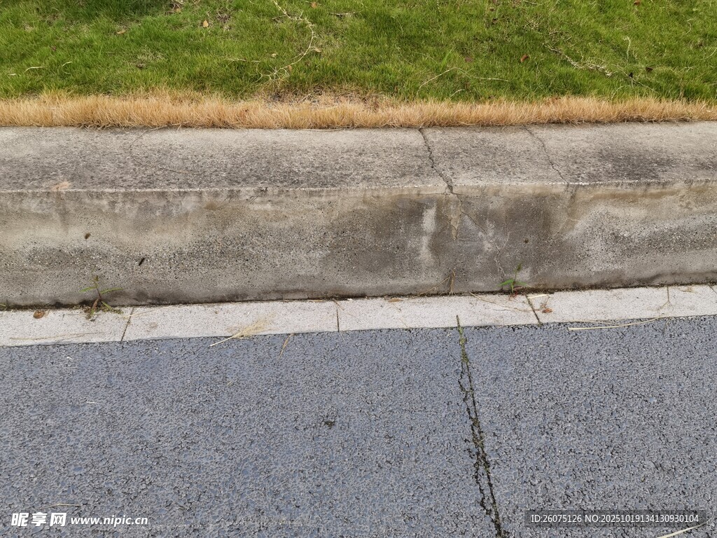 路边破损的水泥马路牙子