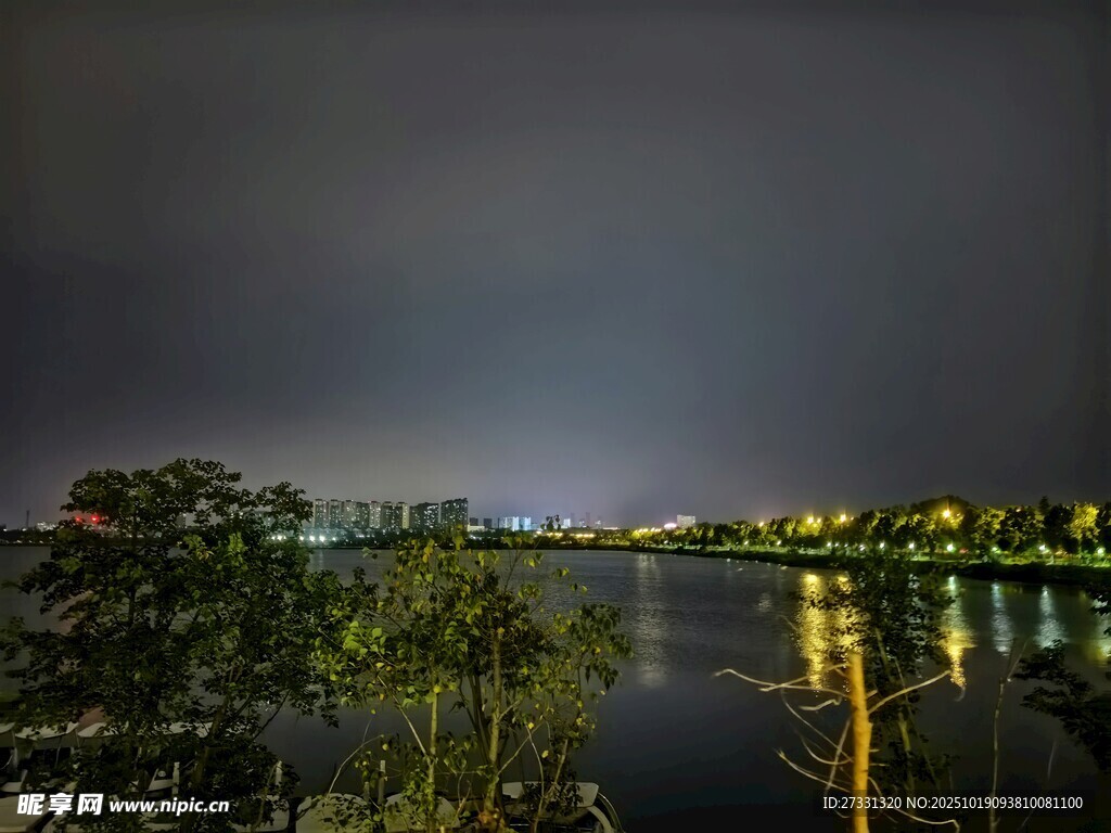 湖畔夜景