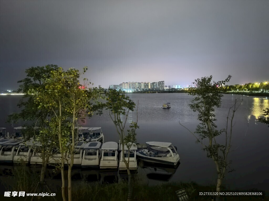 湖畔夜景中的静谧码头