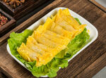 美味蛋饺摆放在生菜上