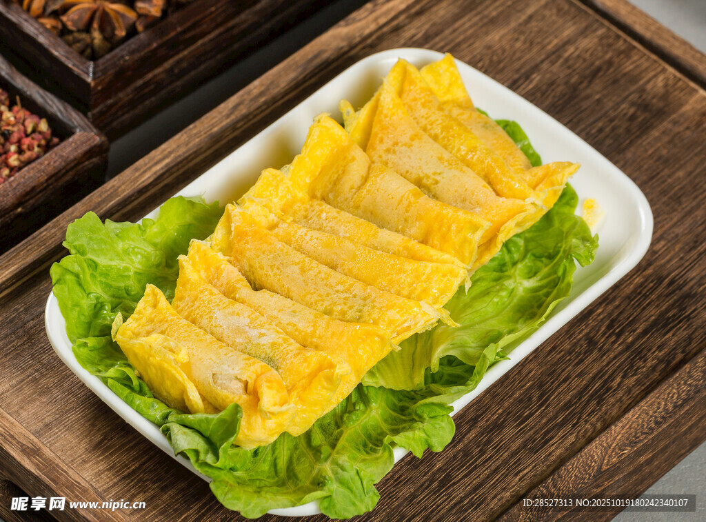 美味蛋饺摆放在生菜上
