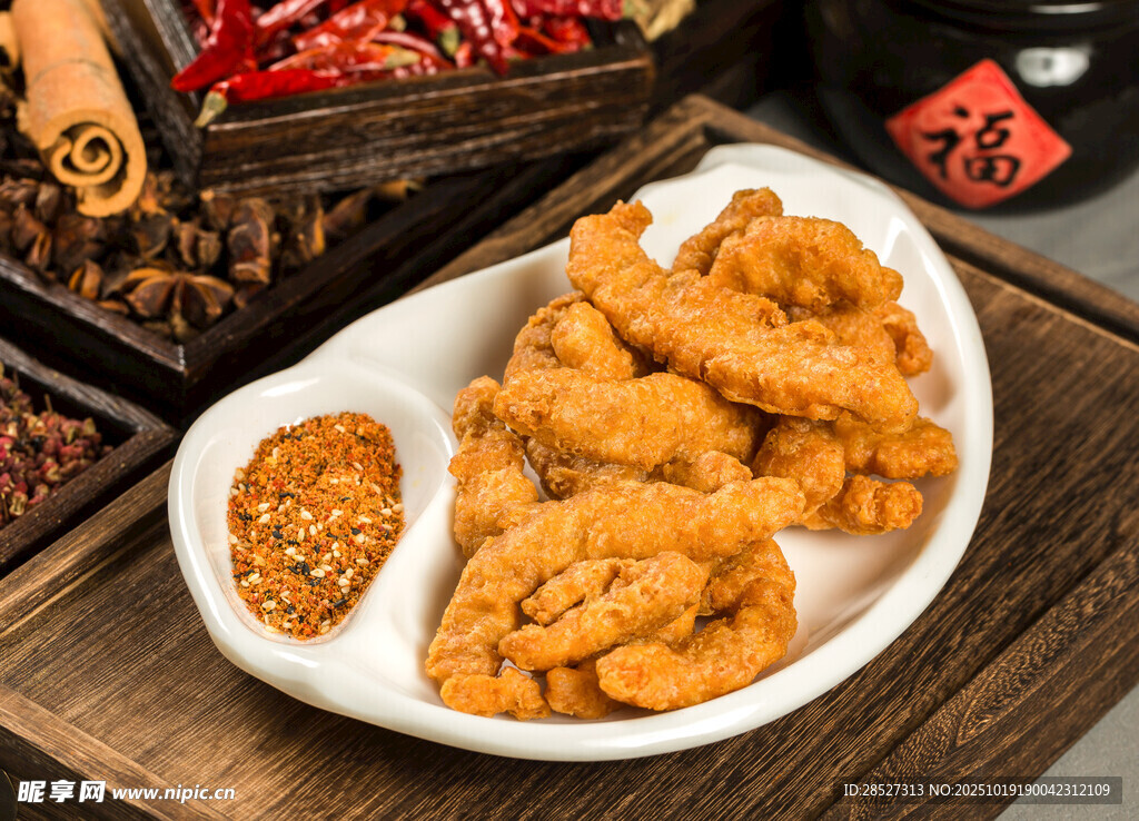 美味香酥炸鸡块摆盘中