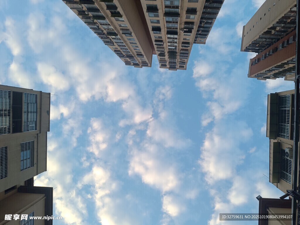 仰望城市上空的蓝天白云