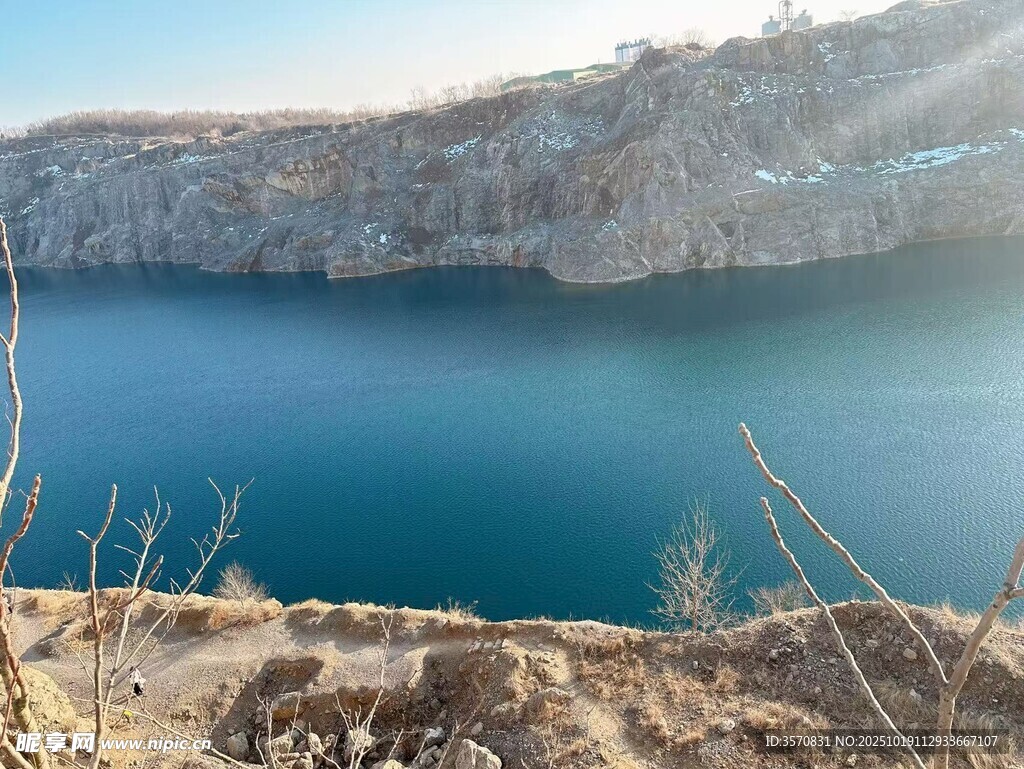 蓝色湖泊与岸边景致