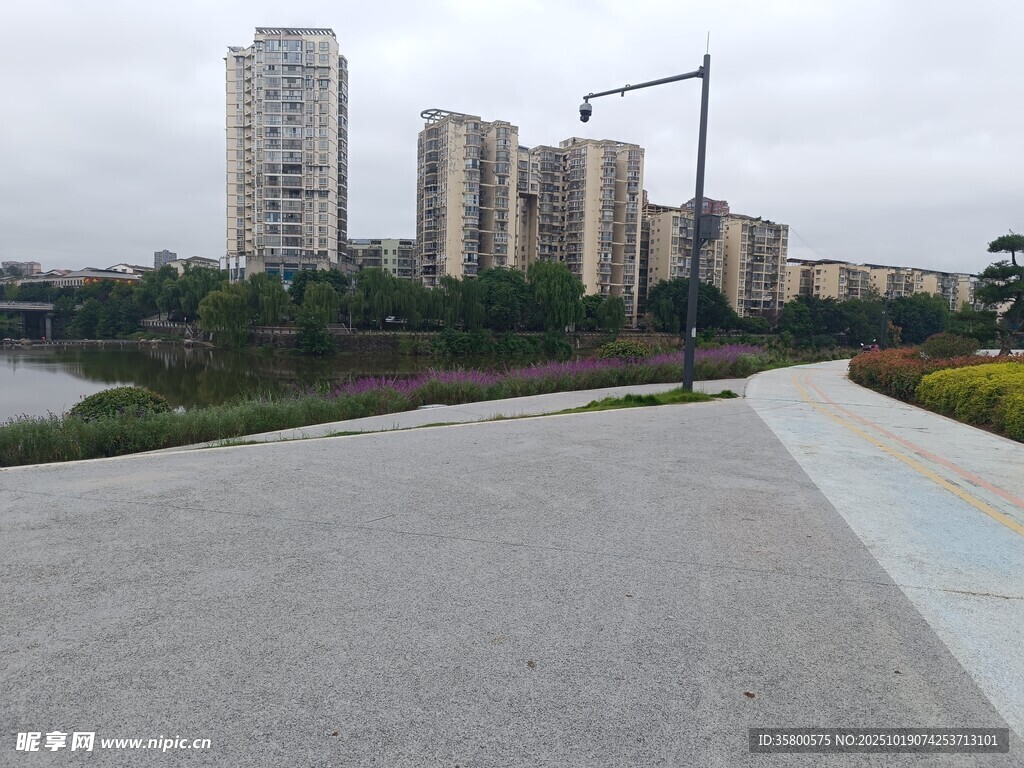 城市住宅区旁的宽阔道路
