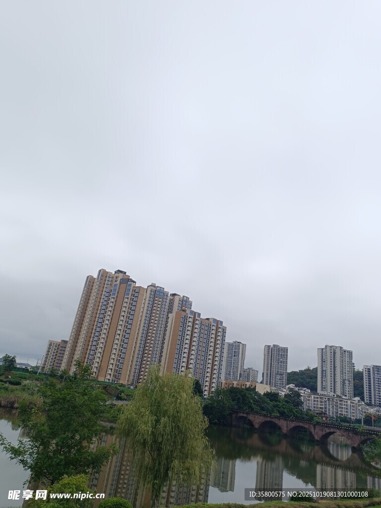 河畔高楼林立的城市景致